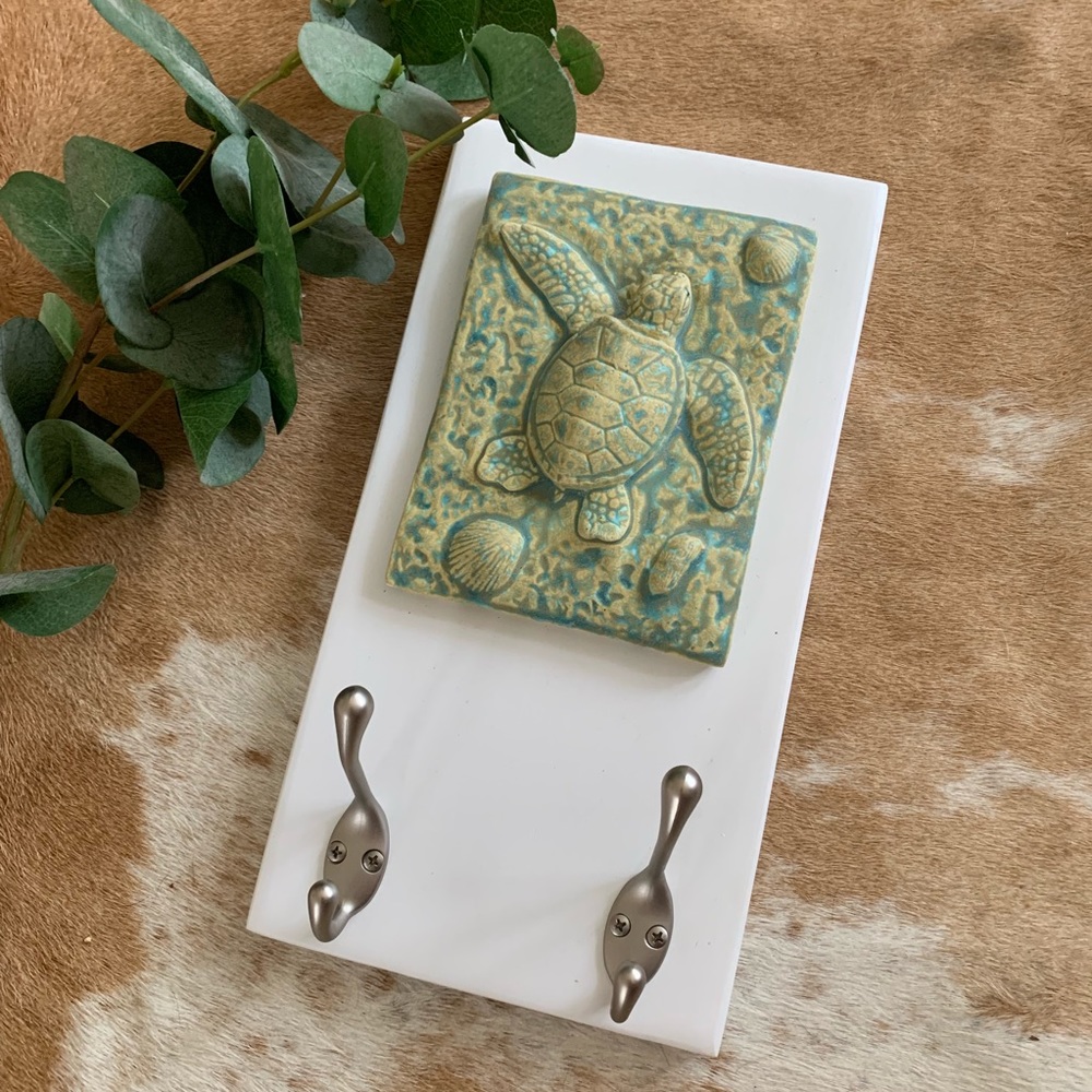 Green turtle plaque with hooks